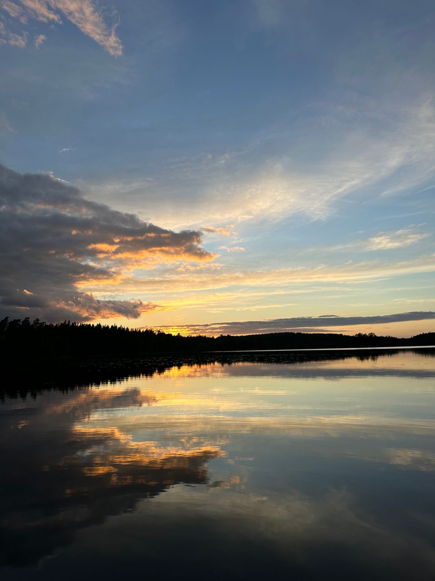 Idylliska stuga vid en sjö mitt i skogen – bild 8 av 24