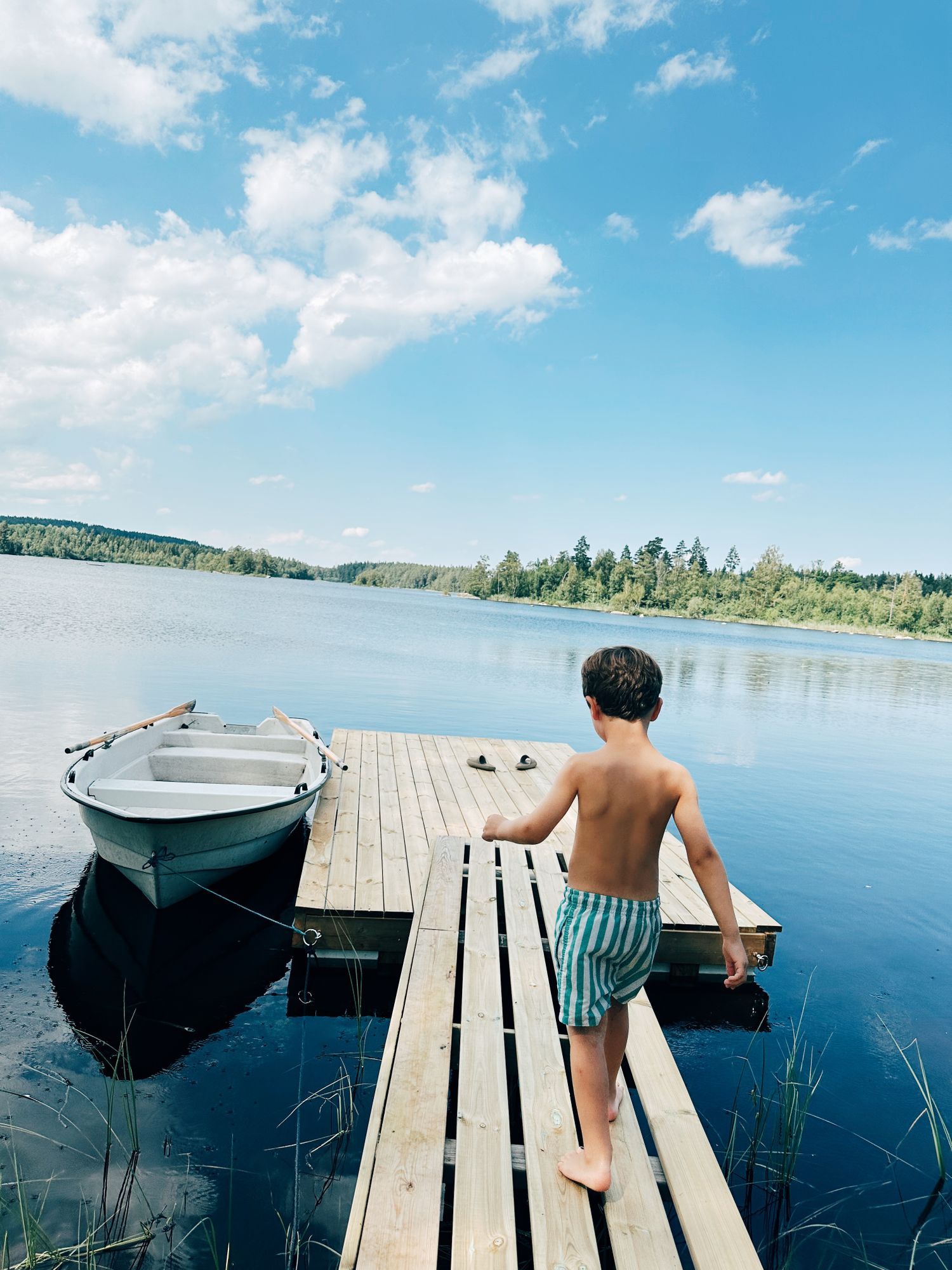 Idylliska stuga vid en sjö mitt i skogen – bild 4 av 24