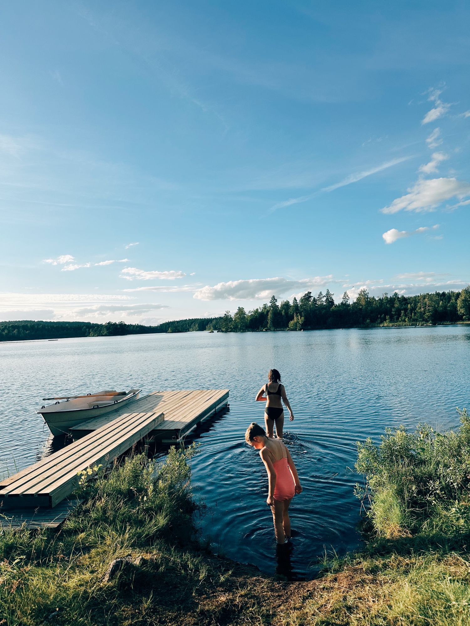 Idylliska stuga vid en sjö mitt i skogen – bild 14 av 24