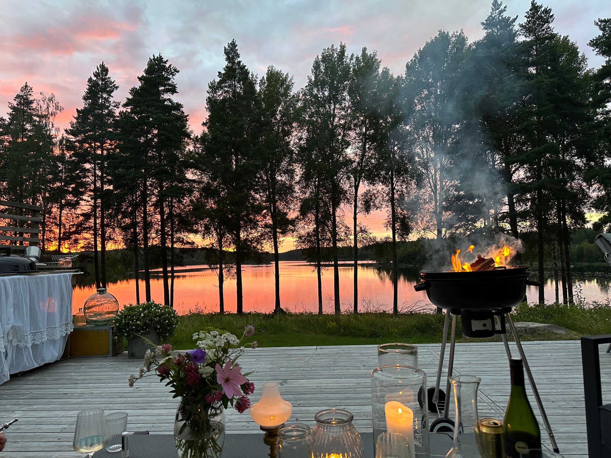 Idylliska stuga vid en sjö mitt i skogen – bild 9 av 24