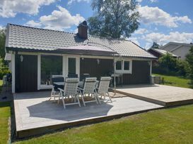 Nyrenoverad ljust inredd stuga, nära badsjö