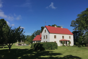 Gotländsk kalkstenhus, vackert beläget på sudret