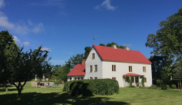 Gotländsk kalkstenhus, vackert beläget på sudret