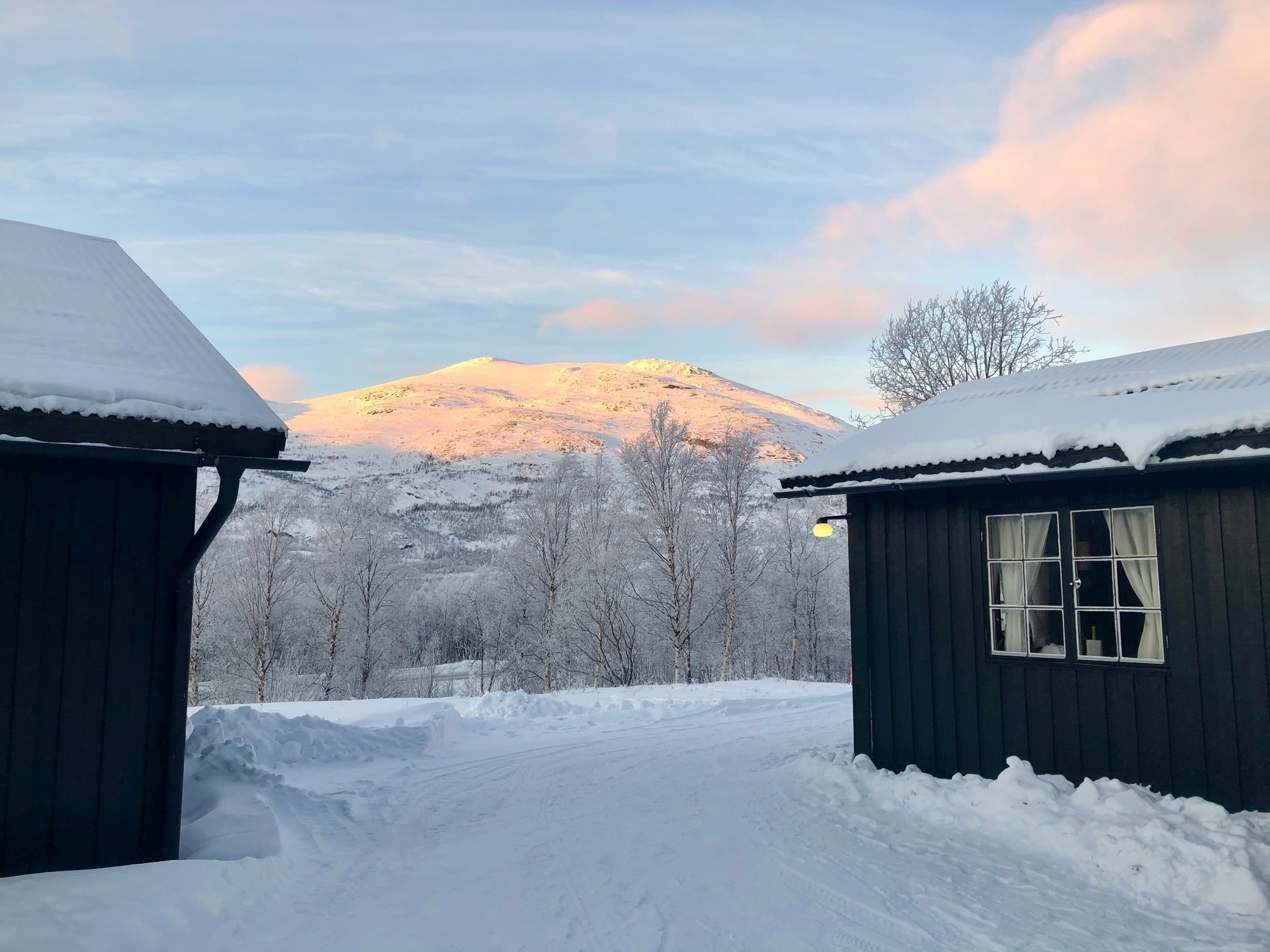Nybyggd charmig fjällstuga med sovloft – bild 2 av 12