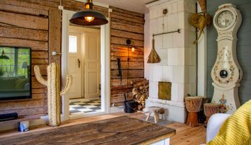 Sjönära 1800-talshus inkl. båt och glampingtält