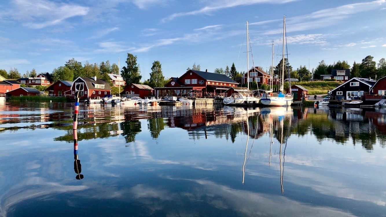 Ett stenkast från vattnet i sommaridyllen Skatan