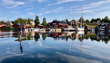 Ett stenkast från vattnet i sommaridyllen Skatan