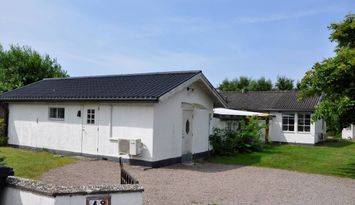 Strandnära stuga vid havet i mysiga Mellbystrand