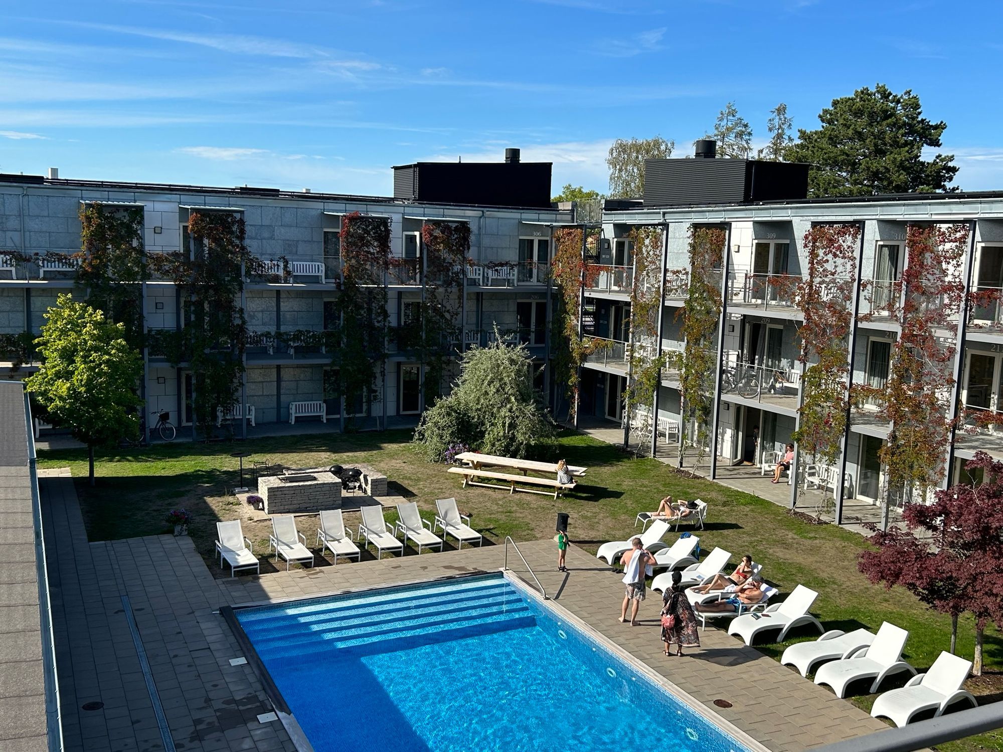 Central lägenhet i Visby med tillgång till pool