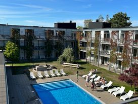 Central lägenhet i Visby med tillgång till pool
