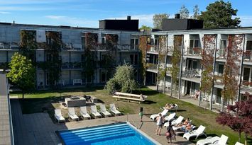 Central lägenhet i Visby med tillgång till pool