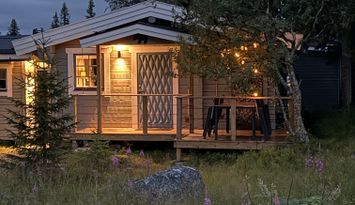 Mysig välutrustad och hundvänlig stuga i Storhogna