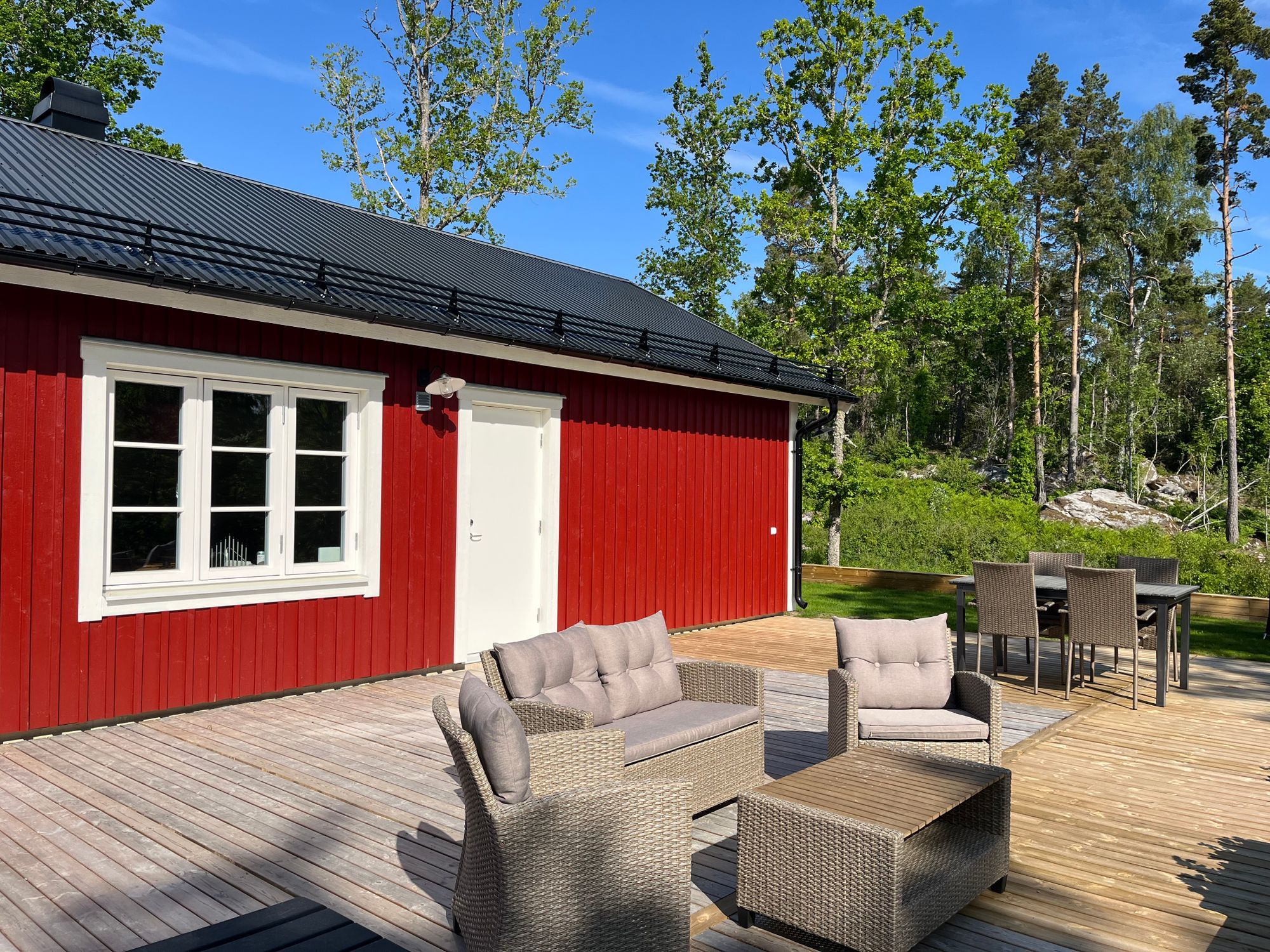 Stuga och bastu med egen badplats