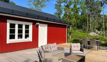 Stuga och bastu med egen badplats