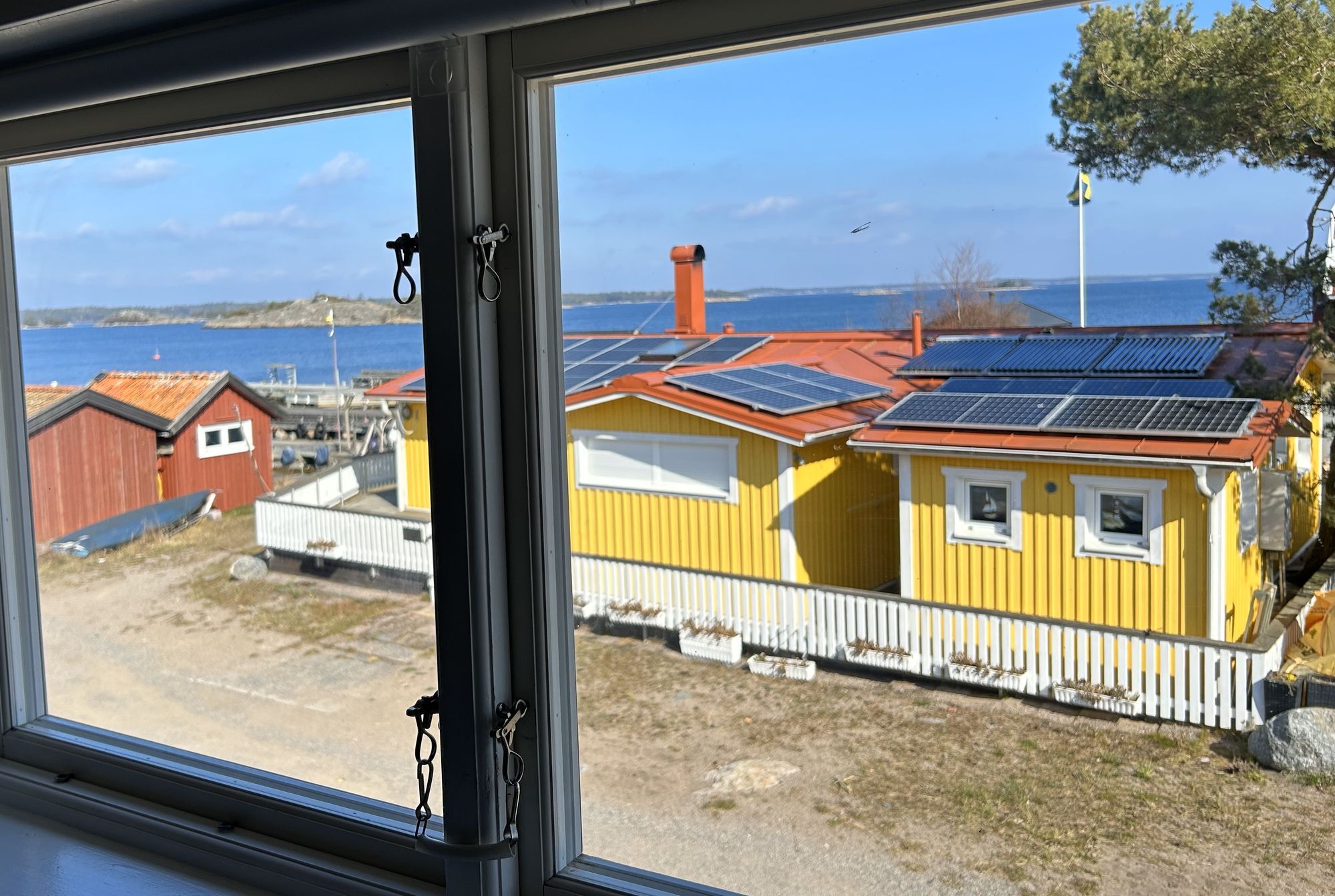 Sjönära stuga med vacker utsikt, Sandhamn – bild 5 av 24