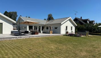 Modern villa i Dalarös skärgård nära stränder