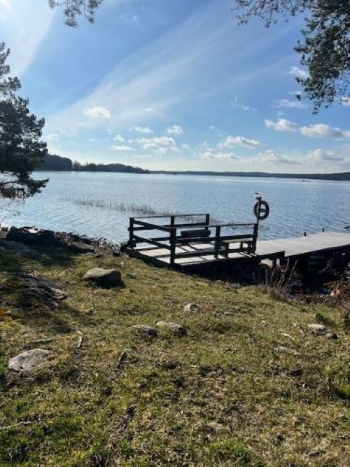 Mysig stuga på landet i charmiga Gamlebyviken – bild 5 av 15