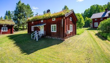 Traditionellt 1700-tals torp direkt på sjön