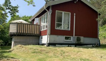 Strandnära stuga på Tjörn