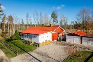 Mysig Stuga omgiven av natur