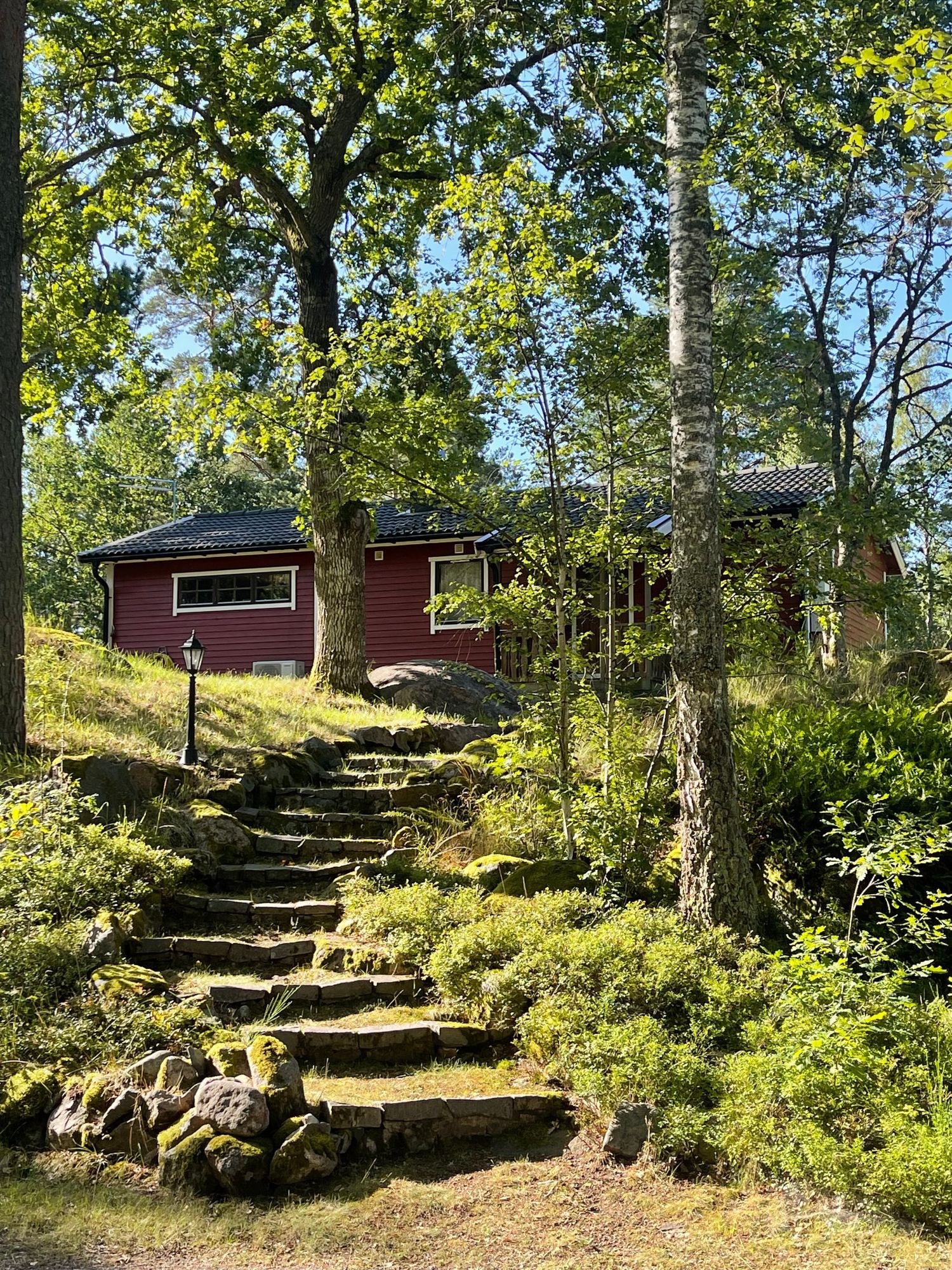 Stuga nära skog och hav – bild 2 av 17