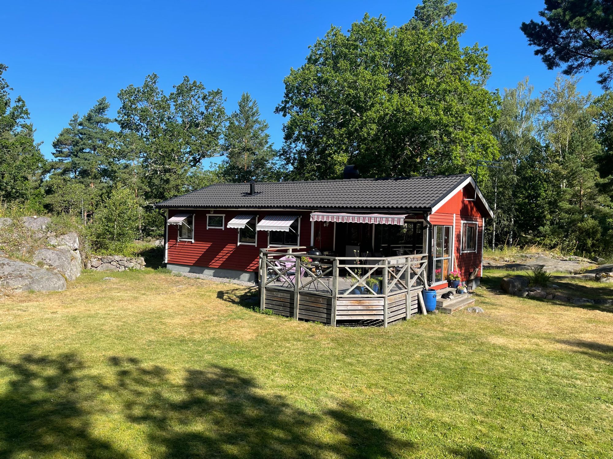 Stuga nära skog och hav