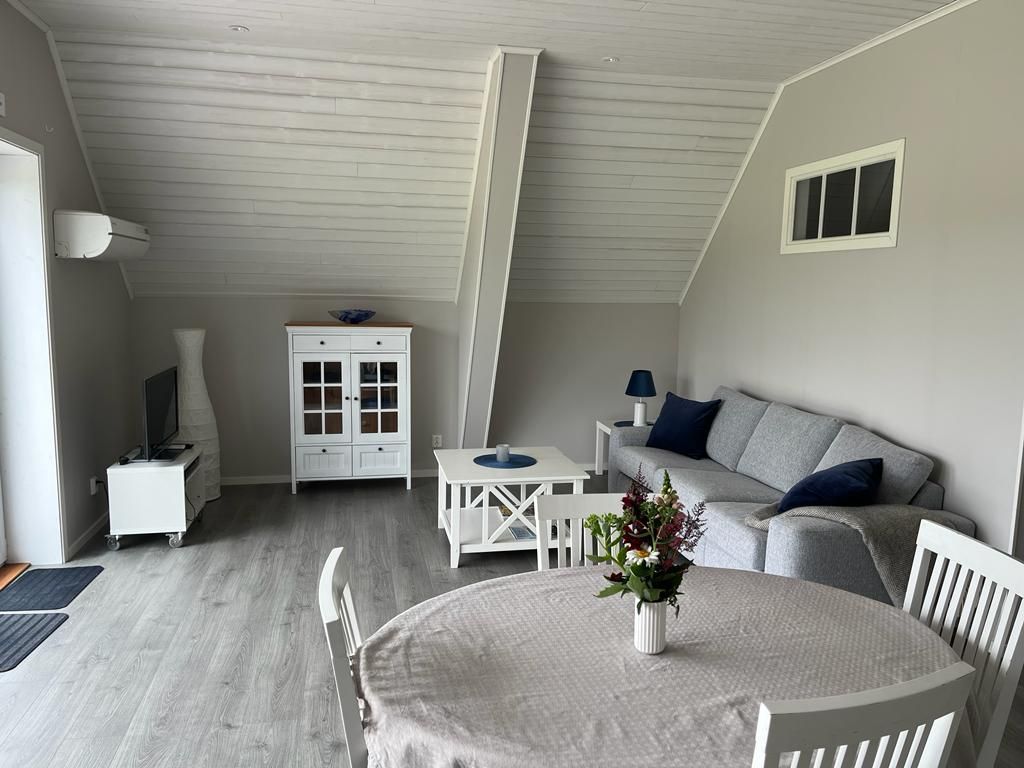 Nyrenoverad lägenhet med panorama sjöutsikt – bild 5 av 24