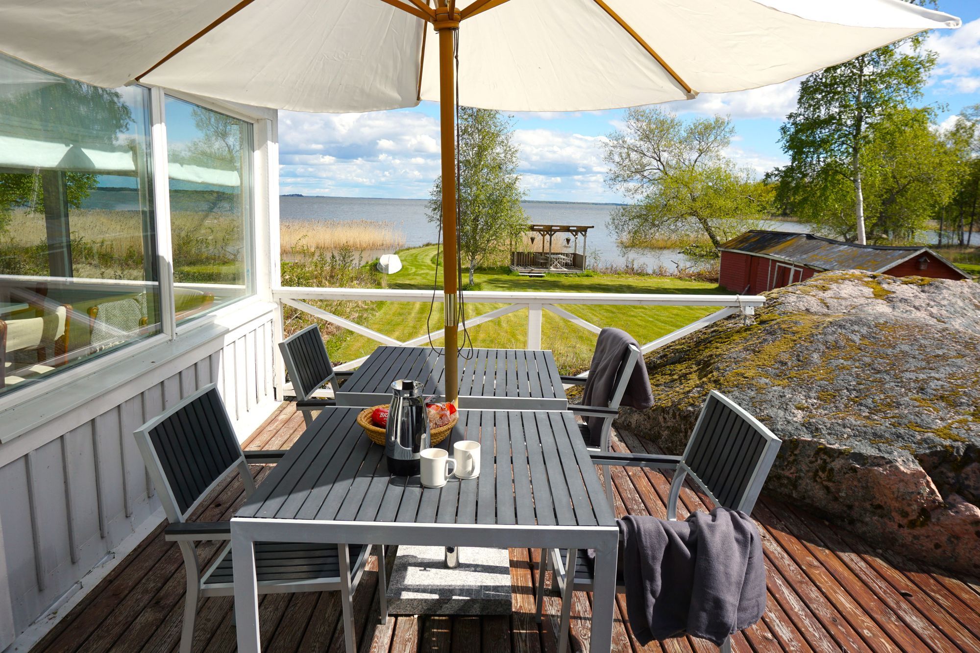 Sommarhus vid Södra Hjälmaren med sjötomt – bild 23 av 24