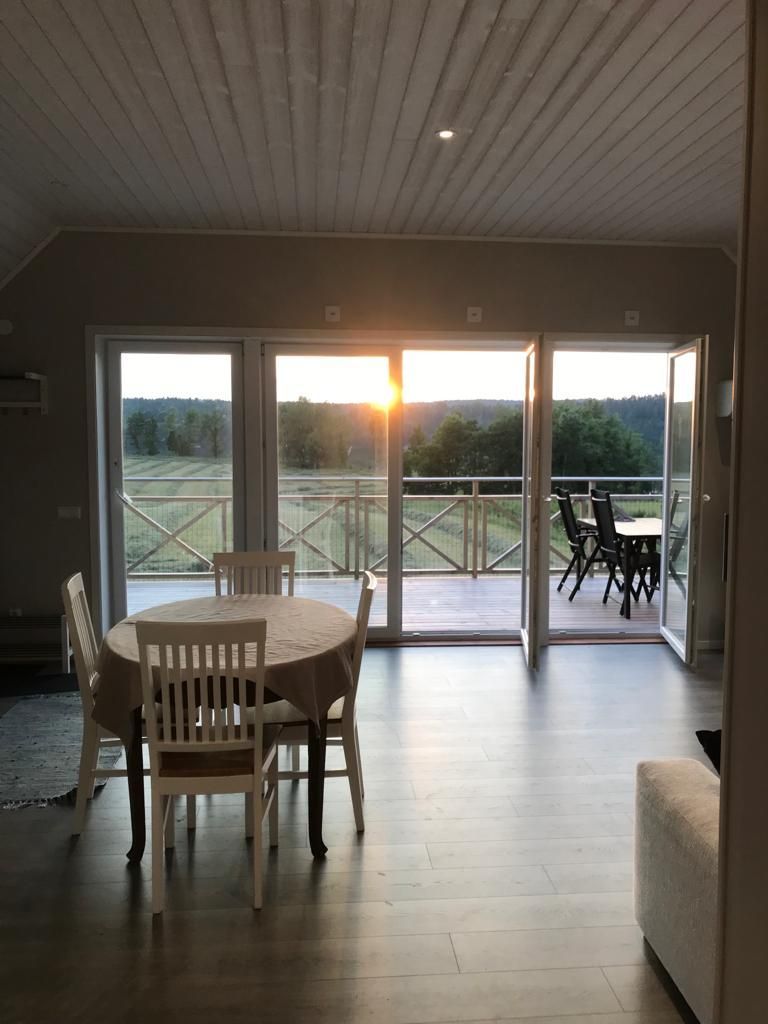 Nyrenoverad lägenhet med panorama sjöutsikt – bild 16 av 24