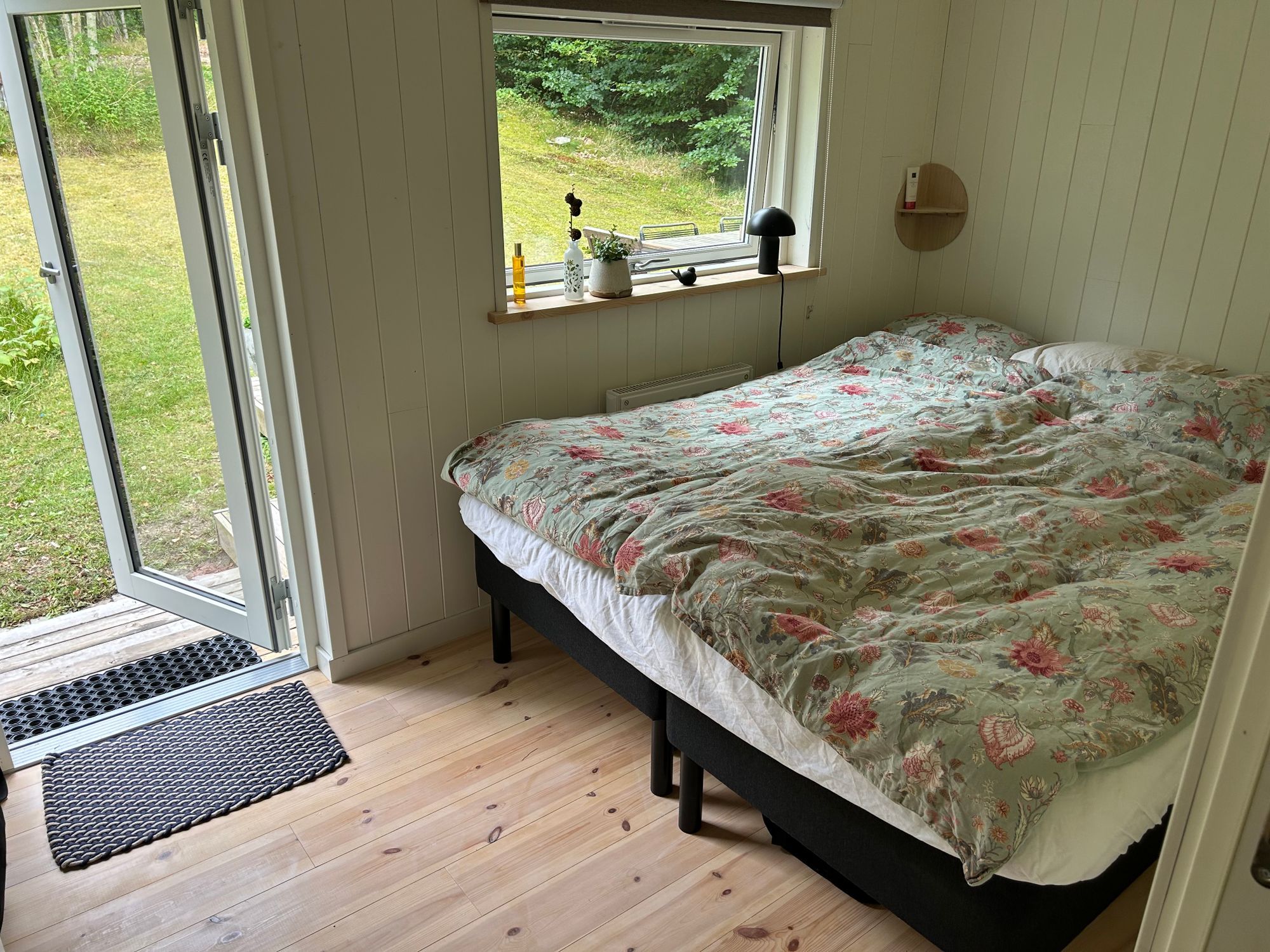Nyrenoverad stuga mitt skogen, vid Brösarps backar – bild 11 av 24