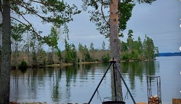 STUGA intill sjö med båt