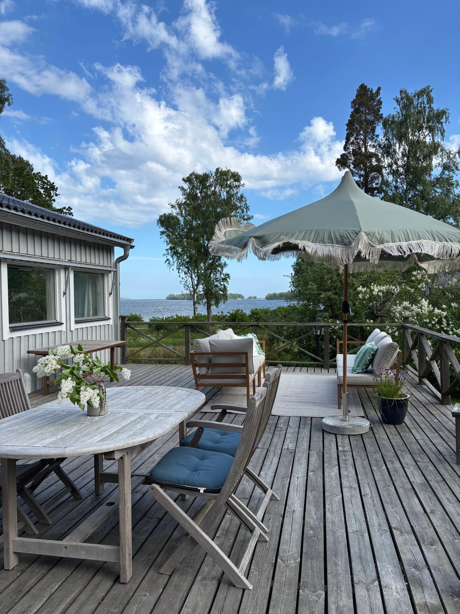 Rymligt skärgådshus med panoramautsikt över havet