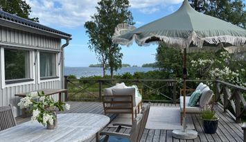 Rymligt skärgådshus med panoramautsikt över havet