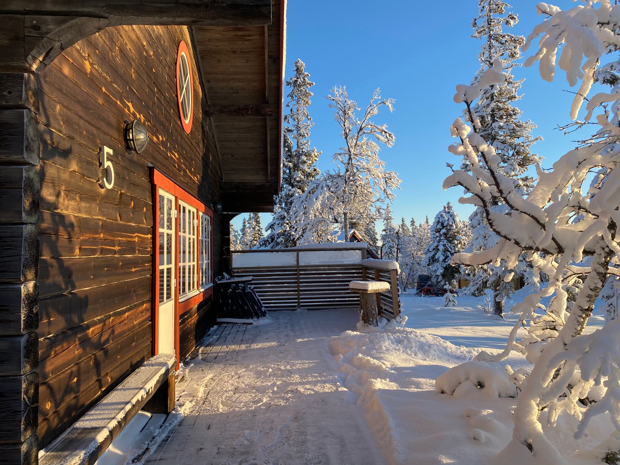 Rymlig timmerstuga i Hållan, Funäsdalen – bild 23 av 24