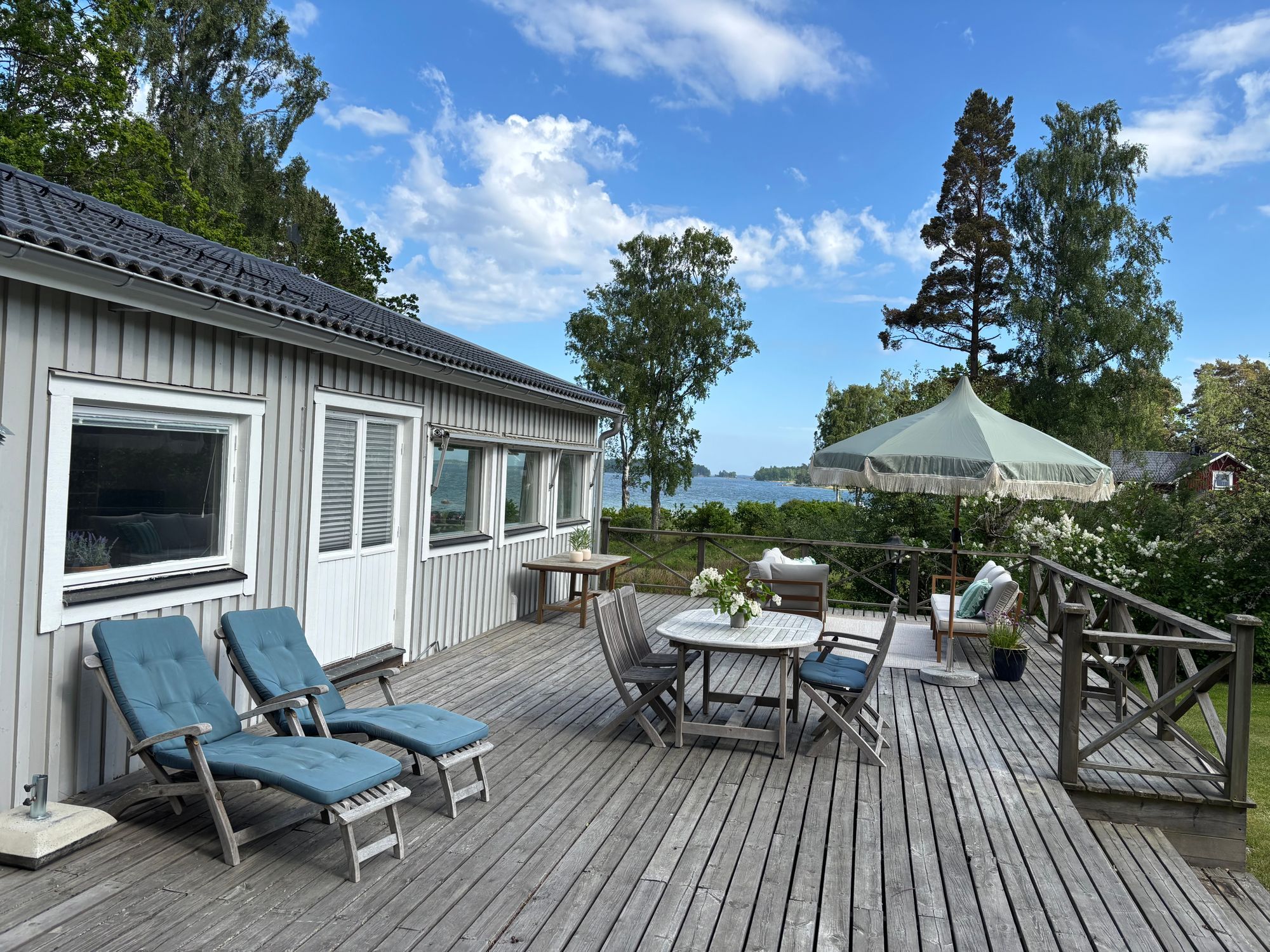 Rymligt skärgådshus med panoramautsikt över havet – bild 4 av 19