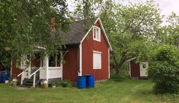 Charmiga röda stugor i lugnt och naturskönt område