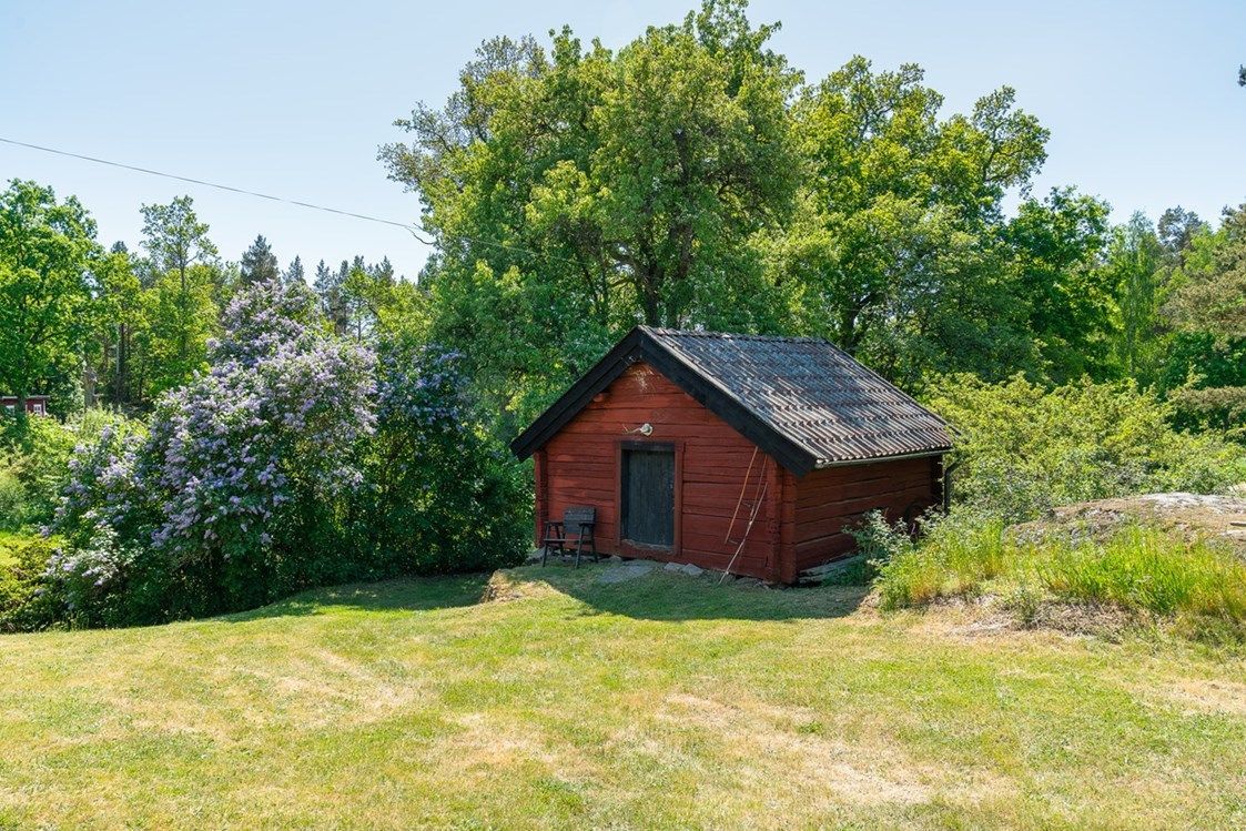 Modernt fritidshus med egen brygga vid havet – bild 4 av 21