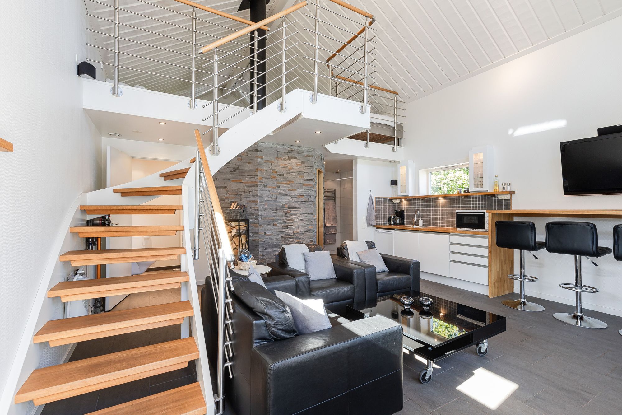 Spastuga med jacuzzi och vedeldad bastu – bild 8 av 15