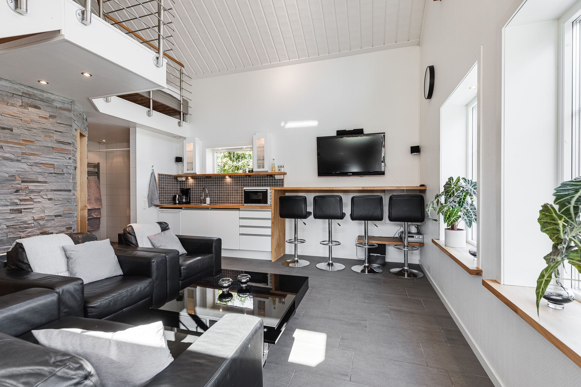Spastuga med jacuzzi och vedeldad bastu – bild 9 av 15