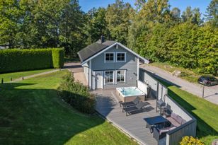 Spastuga med jacuzzi och vedeldad bastu