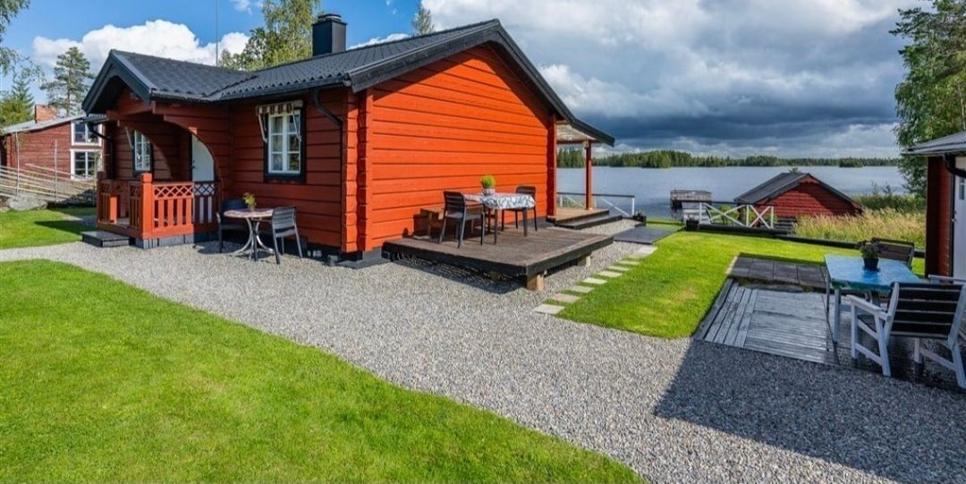 Stuga med strandläge. – bild 2 av 10