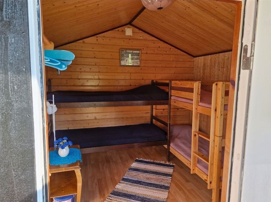 Stuga med strandläge. – bild 4 av 10