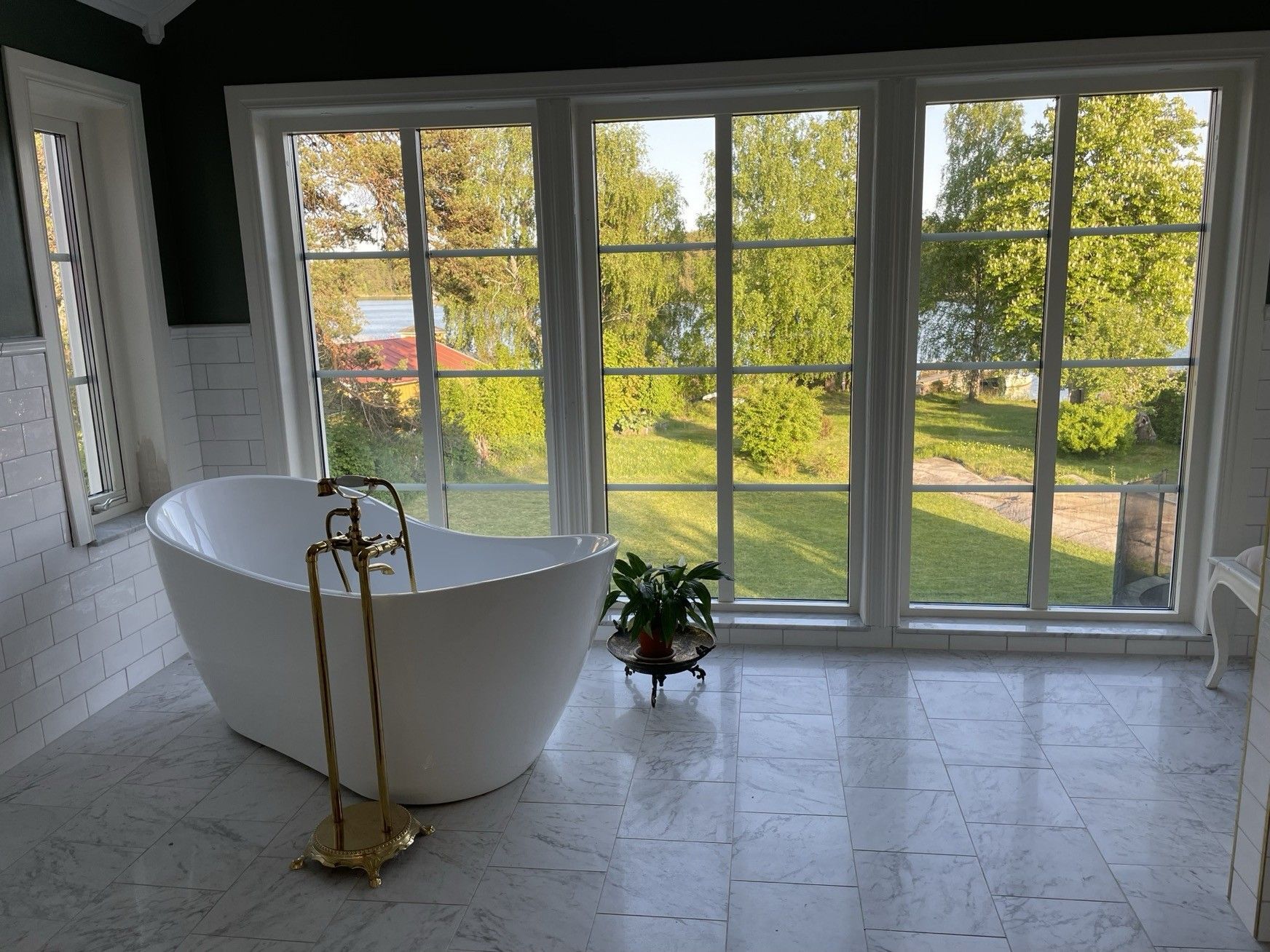Nybyggd villa med sjötomt och egen brygga – bild 7 av 20