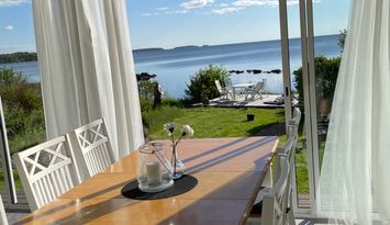 Nybyggd stuga med egen strand vid Vänern