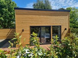 Neues Haus mit großem Holzdeck, 150 Meter vom Meer