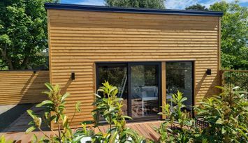 Nytt hus med stort trädäck, nära havet