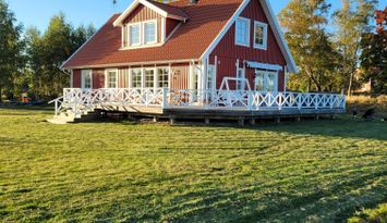 Hus vid sjön Långsvan i Skinnskatteberg