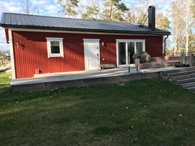 Ringsö: nybyggd stuga uthyres juli&aug - 7000kr/v