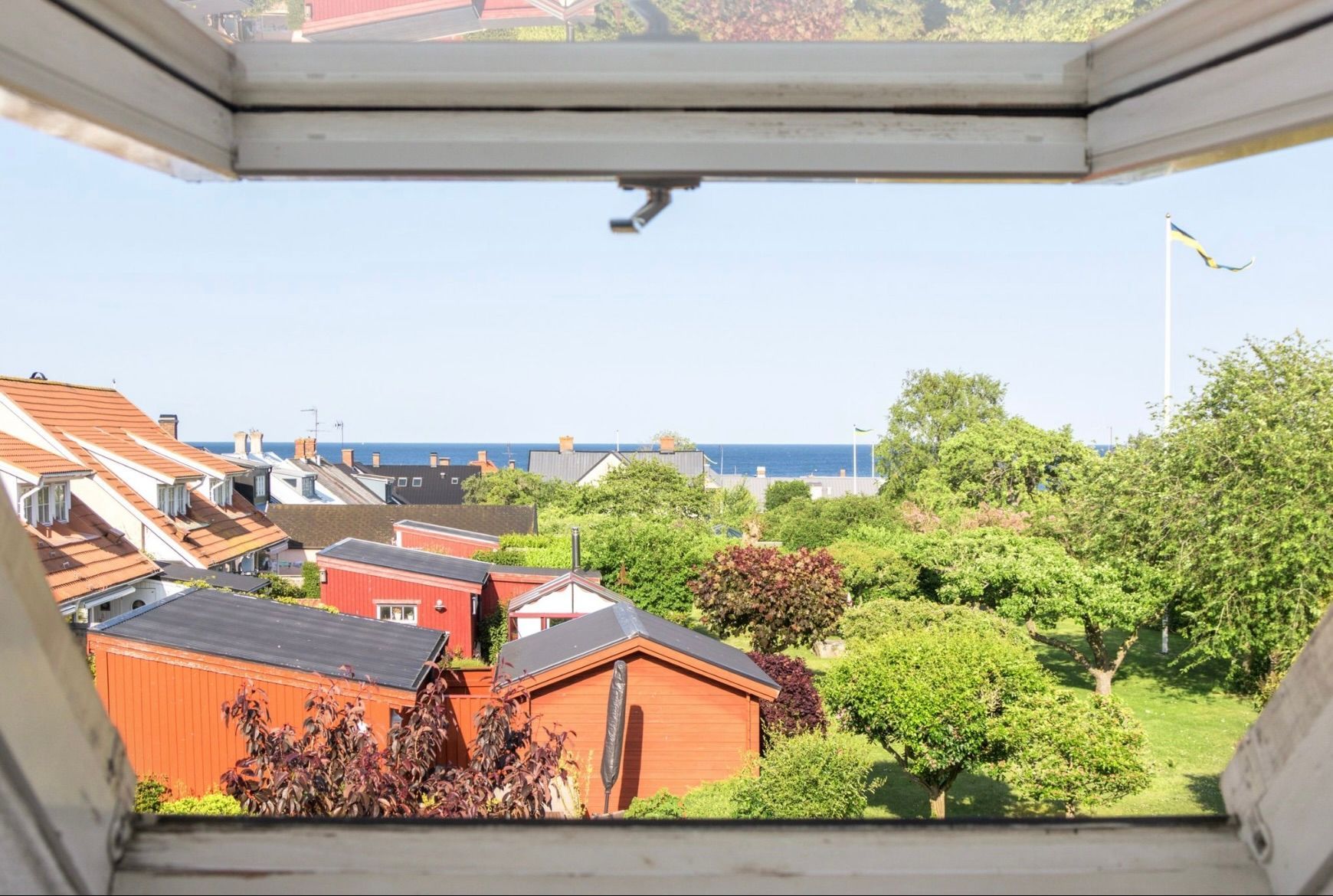 Charmigt radhus vid havet i idylliska Brantevik, Ö – bild 11 av 24