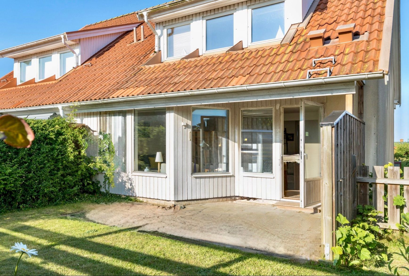 Charmigt radhus vid havet i idylliska Brantevik, Ö – bild 19 av 24